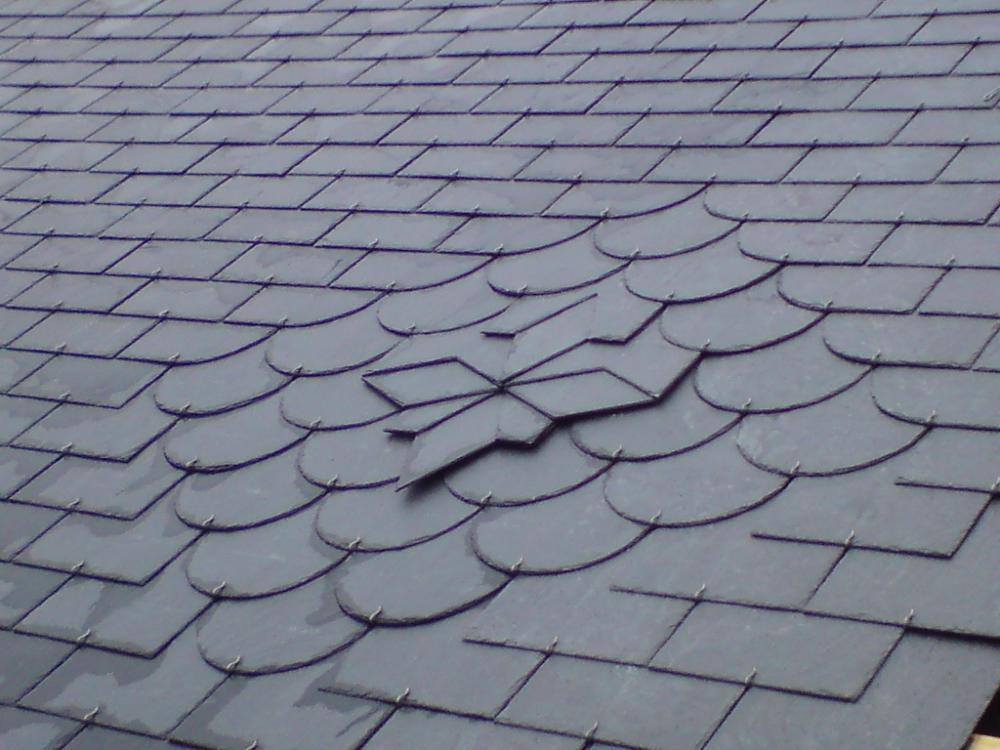   Les motifs enjolivent la toiture et casse l'effet masse sur un grand rampant .  D'autres motifs sont réalisables.